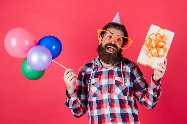 Det är snart dags. Flerfärgat roligt. Bästa festen för pensionering. Glada man med skägg hålla närvarande. Hipster ler med ballong. Firar en glad fest. Partielement och semesterföremål — Stockfoto