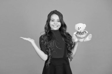 Çocukluk anıları. Duygusal zeka. Tatlı çocuk. Gülümseyen küçük sevimli kız, elinde oyuncakla. Mutlu bir çocukluk. Hayali bir arkadaş. Küçük kız oyuncak ayıyla oynuyor. Çocuk bakımı