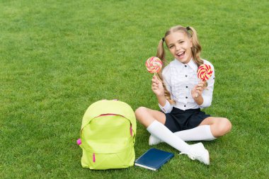 Öğrenmek için toplanın. Modern okul eğitimi. Mutlu çocukluk. Kitaplı genç kız. Küçük tatlı kız tatlı lolipop yiyor. Çocuklar için edebiyat eğitimi. belge diziniyle öğren. bilgi günü