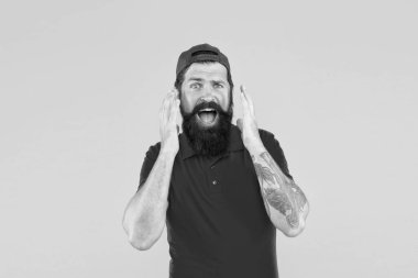 Hızlı sakal uzamasına şaşırdım. Sakallı adam ağzı açık ve sürpriz sarı arka planı var. Sakallı ve bıyıklı hippi. Sakal tıraşı. Berber dükkanı tıraşı. Tıraş öncesi ve sonrası. Berberler sakal keser.