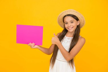 Küçük çocuk plaj aktivitesi ilanı veriyor. Mutlu çocukluk. Yaz tatili ve tatil. Çocuk sezonluk moda satışları. Dertsiz güzellik kâğıdı sayfası. kopyalama alanı. Hasır şapkalı çocuk başparmağını kaldırdı.