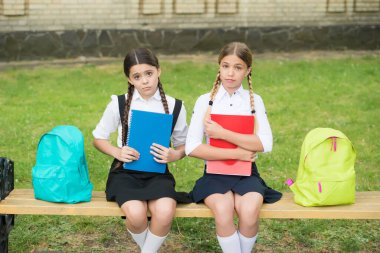 Çok iş var. Çocuklar ders çalışmak için kitaplarını kullanıyor. Çocuklar için eğitim ve uzak mesafe eğitimi. Karantina sırasında evde eğitim. Çocuk bakımı ve gelişim. Ödev yapan üzgün liseli kızlar.