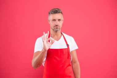 Kafe barında barmenlik işi. Olgun kahveci. Restoran personeli. Hippi profesyonel önlük. Garson ya da barmen. Evde güzel yemekler pişir. Kafe çalışanları. Barista çalışanı. Erkek aşçı önlük giyer.