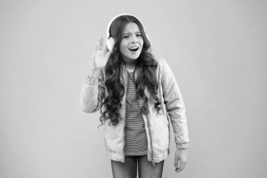 Duymama izin ver. Müzik neşe verir. Mutlu çocuk pembe arka plan müziği dinle. Küçük kız müzik çalarken kulaklık takıyor. Çocuklar için yeni teknoloji. Eğlence ve eğlence. Modern yaşam tarzı