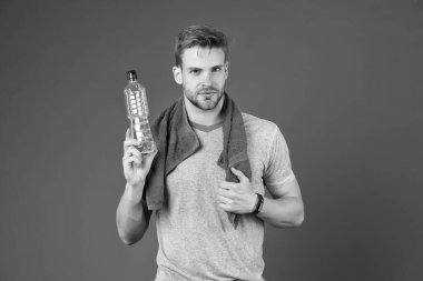 Su dengesi. İçinde temiz su olan bir şişe. Spor şişesi. Tamamen vücut suyu. Günde en az 2 litre sıvı. Yeterince sıvı içebilirim. Seksi sporcu adam susadı. Yetişkinlerin günlük su ihtiyacı