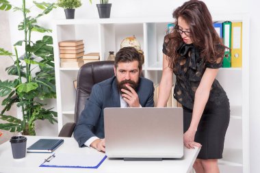Yaratıcılığı artırmak. İdari beceriler. Şirket stratejisi. Hukuk danışmanı. Ofis sekreteri. İş çifti çalışıyor. Ofisteki çift. Erkek ve kadın patron müdür. Ofis toplantısı