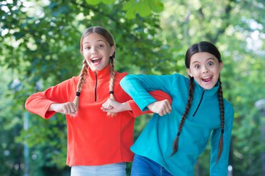 Gün kadar mutlu olmak uzun. Mutlu çocuklar yaz tatilinde dışarıda eğlenir. Mutlu çocukluğun tadını çıkarıyorum. Yaz tatili ve tatiller. Uluslararası Çocuk Günü. Olumlu deneyimler.