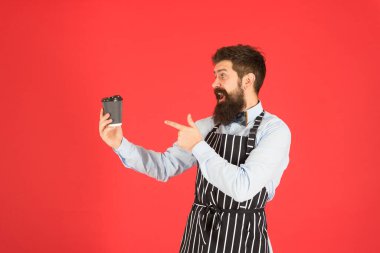 Lezzetli kapuçino. Restoran personeli. Hippi profesyonel barista önlüğü. Garson barmen. Kafe barında barmenlik işi. Keyfinize hizmet ediyorum. Barista yakışıklı işçi. Olgun kahveci.
