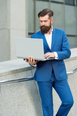 Asla modası geçmez. Modern hayatta dijital teknoloji. İyi internet bağlantısı. Kendine güvenen iş adamı defteri tutar. Sakallı iş adamı e-postaya cevap veriyor. Ofisteki resmi adam uzak mesafelere çalışıyor.