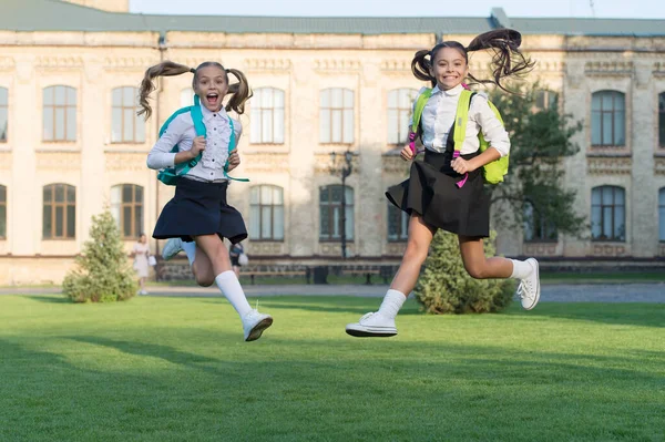 Emocionado meninas felizes escola uniforme de salto, conceito de felicidade sincera — Fotografia de Stock