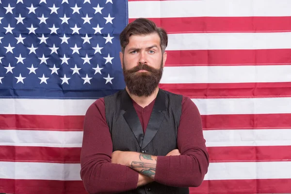 Identidad cultural. El hombre americano celebra la fiesta. Promover los valores americanos. Un hombre de negocios confiado con antecedentes de bandera americana. 4 de julio. Día de la Independencia. Celebración de la libertad. Concepto de libertades —  Fotos de Stock