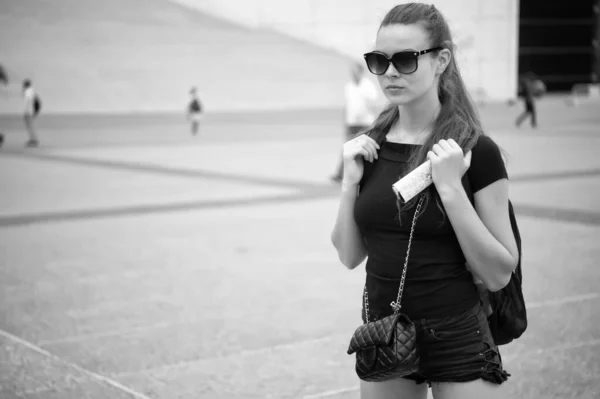 Viaje a la ciudad. Sensual mujer de viaje en el paisaje urbano. Viaje a pie. Vagabundo y viajero. Voy de viaje. Vacaciones de verano. Es sobre el viaje. Viaje turístico a la ciudad — Foto de Stock