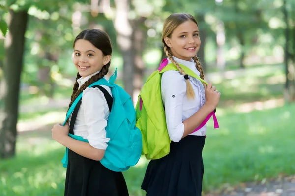积极的情绪。带背包在公园里散步的少女。回学校去带背包的青少年。友谊的概念。最好的同学带着快乐的心情上学。带背包的女学生 — 图库照片