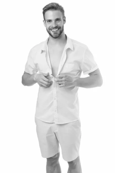 Abotonándose la camisa. Belleza para hombre, modelo de moda. Concepto de peinado. estilo casual en la vida cotidiana. chico bien vestido. Modelo sexy posando. Retrato de un hombre guapo. hombre sexy feliz botón hasta camisa — Foto de Stock