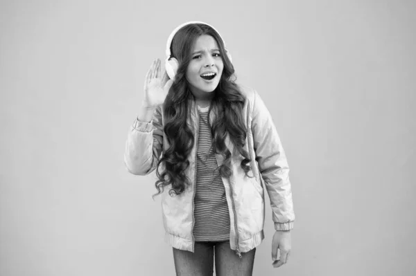 Déjame oírlo. La música da alegría. Niño feliz escuchar música de fondo rosa. La niña lleva auriculares tocando música. Nueva tecnología para niños. Diversión y entretenimiento. Estilo de vida moderno —  Fotos de Stock