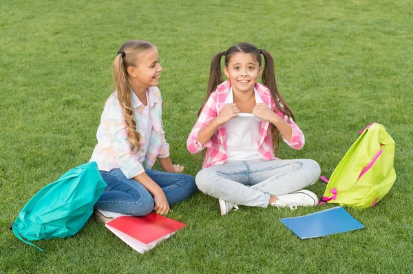 Szkoła przyjaciele dziewczyny uczą się na świeżym powietrzu, na świeżym powietrzu koncepcji klas — Zdjęcie stockowe
