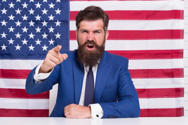 Varje röst är viktig. Nationella helgdagar. Firandet av segern. Skäggig hipsterman som är patriotisk för usa. Amerikansk reform. 4 juli. Amerikansk medborgare usa flagga. Amerikansk medborgare. Val och debatter — Stockfoto