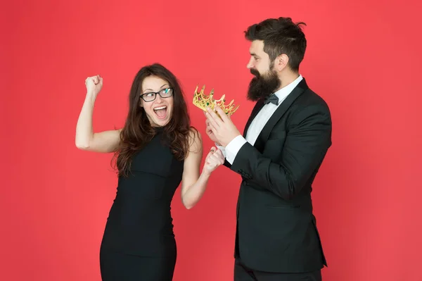 Het feest van het bal. Feestdag. Trots en glorie. Luxe beloning. Succes symbool. Feestavond. Promotie en beloning. Koningin van het bal. Baard man sexy meisje. Koninklijk feest. Prom paar in formele stijl — Stockfoto