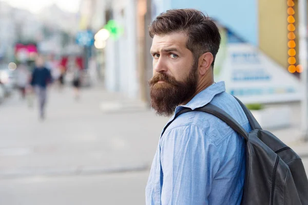 Rugzak voor stedelijk reizen. Hipster rugzak stedelijke straat achtergrond. Toerisme en rugzakken. Vakantie concept. Moderne rust. Een man met baard reist. Een man die de stad verkent. Ontdek de lokale showplaats — Stockfoto