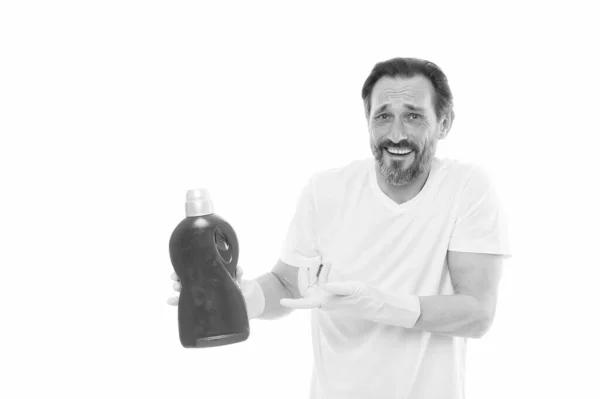 Skämtar du? Städning och hushållsarbete. Man i gummihandskar hålla flaska flytande tvål kemisk rengöringsmedel. Skäggig kille som städar hemma. Städa upp. Bli av med fläckar — Stockfoto