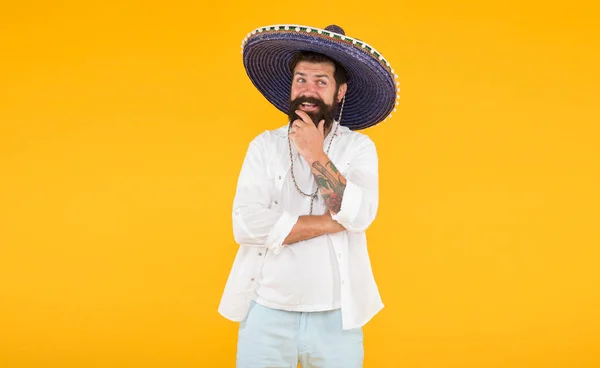 メキシコのパーティーで楽しんでる。ソンブレロで成熟した髭のヒップスター。夏休みと休暇。伝統的なファッションアクセサリーを身に着けている幸せなメキシコ人男性。メキシコの精力的な気性は — ストック写真