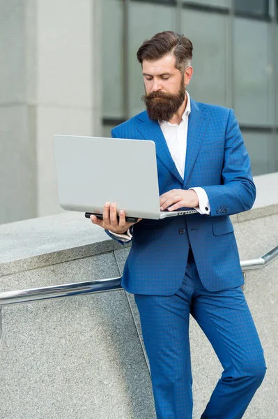 決してスタイルから出ない。現代の生活におけるデジタル技術です。良いインターネット接続だ。自信のあるビジネスマンはノートを持って。髭を生やしたビジネスマンが電子メールに返信します。オフィススーツ姿の正式な男は — ストック写真