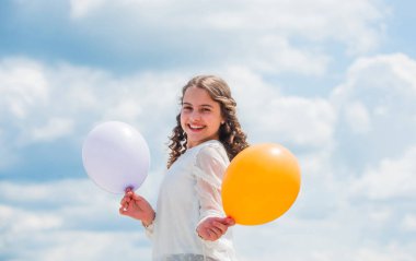 Çok renkli eğlence. Yaz tatili ve tatil. çocukluk mutluluğu. Özgür ve tasasız hissediyorum. Bahar tatilinde küçük bir çocuk. Çocuk eğleniyor. Doğum günün kutlu olsun. Parti balonlu küçük kız