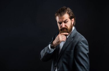 Şık bir sanat yönetmeni. Yelek giyen gerçek patron. Olgun sakallı adam. Güven ve karizma. Yakışıklı adam ofis kıyafeti giyer. Erkek güzellik ve moda. Mükemmel sakallı ve bıyıklı acımasız iş adamı.