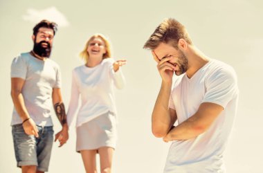 Onunla alay et. Kişiler arası ilişki. Sohbet. Aşk üçgeni. Sosyal bir sorun. İhanet ve boşanma. Aile psikolojisi. Birbirine aşık çiftler. Üçüncü adam. ilişki sorunları