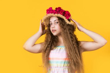 Bu benim hayatım. Yaz tatili ve tatil. Kadın güzelliği ve moda. çocukluk mutluluğu. Kafasında çiçek dekoru olan mutlu bir çocuk. Bahar şapkalı çocuk. Küçük kız şapkalı yaz gülü