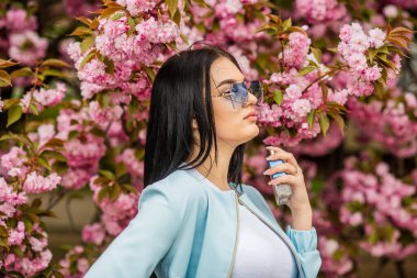 Her şey güçle ilgili. Olağanüstü hissediyorum. Taze ve doğulu kokusu. Sofistike, şehvetli bir koku. Bahar ve yaz kokuları. Harika bir koku alışkanlığı. Seksi kız parfümü tutuyor. Romantik esans reklamları