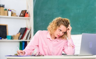 Okul bilgisi. Yetişkinler için çevrimiçi kurslar. Sınıftaki öğretmen defterle çalışıyor. Sınavı geçtiler. İnternetten video dersi. Mesafe öğrenme. Dizüstü bilgisayarla çalışan kadın öğrenci. Eğitici Webinar