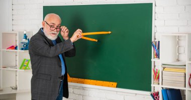 Benim yaptığımı yap. İyi sonuçlar almak için matematik çalış. Usta öğretmen pusula kullanıyor. Sakallı özel öğretmen tahtasında pusula ile çizer. Okula dönüyorum. Matematik aletleri konsepti. Bilgiye doğru