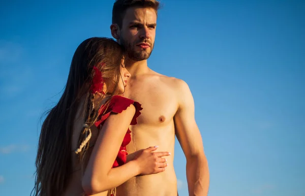 Desejo selvagem. Conceito de jogos de sexo. Paixão selvagem. Paixão entre nós. Um casal sexy apaixonado. Menina em roupas de couro e homem musculoso ajuste com tronco nu. Festa de verão. Tradições e costumes. Energia selvagem — Fotografia de Stock