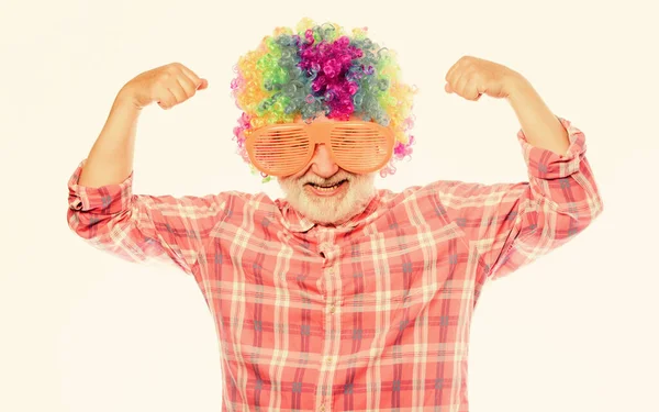 Ha kul. Rolig livsstil. Kul och underhållning. Serietidningskoncept. Trevligt skämt. Äldre clown. Man senior skäggig glad person bär färgglada peruk och solglasögon. Morfar alltid kul — Stockfoto