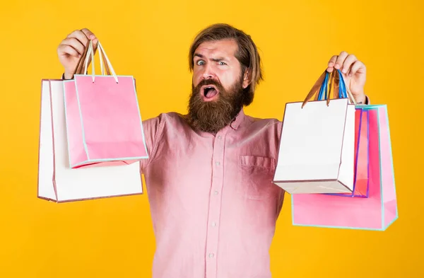 A legjobbat választom. meglepett férfi nyitott bevásárló táska valami izgalmas belül. érett férfi úgy néz ki, alkalmi meglepetés jelen csomag. gyakran használják születésnapjára. évfordulós ajándékok — Stock Fotó