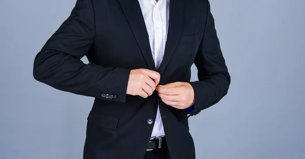 Chaqueta de hombre de negocios. hombre con estilo que mira moderno. guardarropa de chaqueta para hombre. hombre de moda vestido de traje. modelo de moda formal. hombre de pie sobre fondo gris — Foto de Stock