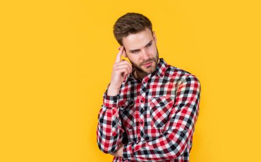 Harika bir tarzı var. Yüz kılları ve cilt bakımı. Adam kareli gömlek giyiyor. Tıraşsız, sıradan bir adam. Erkek kuaför ve berber dükkanı. Erkek güzellik eğilimi. Seksi kıllı sakallı adam. Boşluğu kopyala