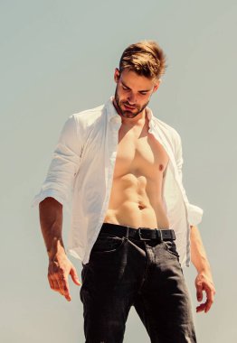 Mükemmel erkek. Seksi maço adam. Sakallı adam gündelik tarzda. Yakışıklı bir manken. Kaslı adam seksi gövde. Güçlü bir atlet göbeği. Spor hocası. Spor sağlıklı bir hayattır. vücut arzusu