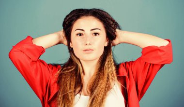 Seçimine güveniyor. Gerçek kız için makyaj. Moda modelinin modaya uygun görüntüsü. Moda ve güzellik salonu. Seksi bir kadın. Uzun saçlı seksi kadın. Şık saçlar. Hipster eğilimli kadın