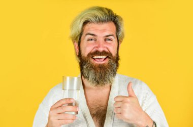 Bir yudum maden suyu. Kristal berrak su. Sağlıklı alışkanlıklar. Sabah susadım. Güne iyi bir içkiyle başlıyoruz. İyi sabahlar. Su dengesi ve sağlık hizmetleri. Sakallı adam, sabah rutininin tadını çıkar.