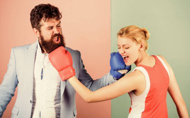- Dikkatli ol. İlişki sorunları. Spor. Sakallı hippi adam bir kadınla kavga ediyor. Nakavt yumruğu. ki o haklı. Dövüşü kazan. Güç ve güç. Aile çift boks eldivenleri