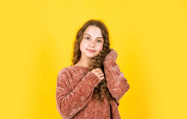 Ziet er mooi en trendy uit. lang en gezond haar. mode en schoonheid. klein meisje in kapsalon schoonheidssalon. Klein gelukkig kind heeft erg krullend haar. kapsel voor kinderen. Prachtig en mooi — Stockfoto