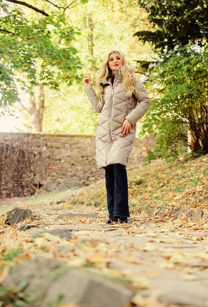 Kläder för höstpromenad. Måste ha fallit i garderoben. Känn dig mysig och varm i höst. Höstens mode. Flicka njuta av hösten promenad. Kvinna bära rock eller varm jacka när du går i parken natur bakgrund — Stockfoto