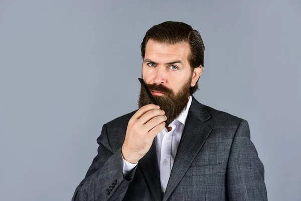 Hipster maduro com barba. Hister caucasiano brutal com bigode. Cuidados com barbeiros. Homem barbudo segurar escova de cabelo. Cuidado com o cabelo e barba. Homem brutal, confiante e bonito. cuidados faciais — Fotografia de Stock