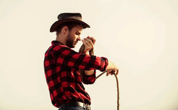 Old west. man checkered shirt on ranch. wild west rodeo. Thoughtful man in hat. cowboy with lasso rope. Western. Vintage style man. Wild West retro cowboy. western cowboy portrait — Stock Photo, Image