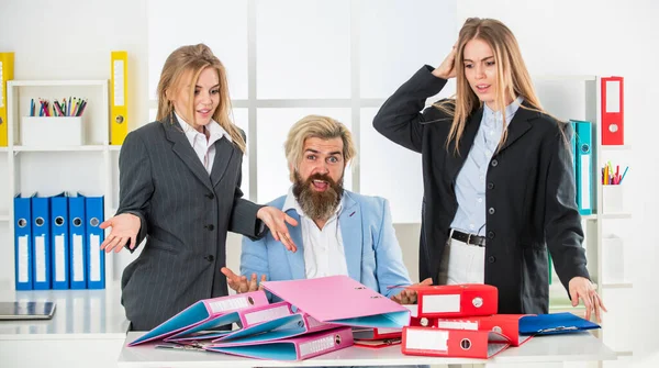 Teamwork-Menschen. modernes Büroleben. Ceo Frauen mit Mann Manager. Harter Arbeitstag. gute Geschäftspartner. Partnerschaft und Zusammenarbeit. Chef und Mitarbeiter. Geschäftsmann arbeitet mit Sekretärin im Büro — Stockfoto