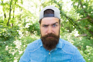 Anılarınızı geri alın. Gerçek bir hipster gezgini. Arka planda günbatımı doğası olan ormanda selfie çekmek. Sakallı adam gündelik tarzda. Sakallı adamın moda portresi. Şapkalı olgun adam.