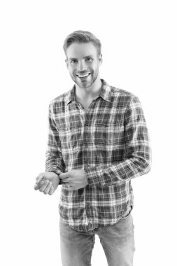 Kareli gömlek her zaman modadır. Adam dükkanda kıyafet dener. Moda modeli. Beyaz arka planda kılları olan yakışıklı bir adam. Portre çekici, modaya uygun bir adam. Sıradan bir tarz. Batı filmlerinin hayranı.