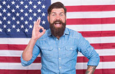 Tatilde Amerika 'yı keşfetmek. Güzel jestli mutlu bir adam. Amerika 'ya başarılı bir yolculuk. Vatansever ve ulusal zafer. İngilizce öğrenimi. Saf mutluluğu ifade et. Amerikan geleneklerini takip et.